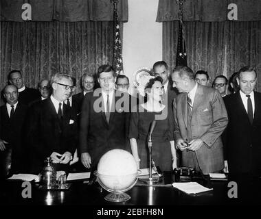 Treffen mit den Mitgliedern des Ausschusses für Chancengleichheit für Beschäftigung und soziale Angelegenheiten Presidentu2019s, 9:30am Uhr. Präsident John F. Kennedy und Vizepräsident Lyndon B. Johnson nehmen an einer Sitzung des Ausschusses Presidentu2019s für Chancengleichheit im Kabinettsraum, im Weißen Haus, Washington, D.C. (L-R) Frontzeile Teil: Arbeitsminister Arthur Goldberg; Präsident Kennedy; Gesundheitsaktivistin Mary Woodward (Woodard) Lasker; Vizepräsident Johnson. Zu den Mitgliedern des Komitees gehören der Dekan der Washington National Cathedral (Cathedral Church of Saint Peter and Saint Paul) in Washington, D.C., der Reverend Stockfoto