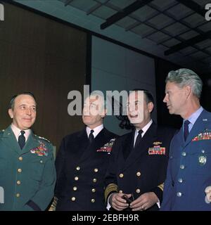 Treffen mit Admiral der Flotte Lord Louis Mountbatten, 1st Earl Mountbatten of Burma, 10:25am. (L-R) Vorsitzender des Generalstabschefs Lyman Lemnitzer; Chef des Verteidigungsstabs der britischen Streitkräfte Lord Louis Mountbatten; Oberbefehlshaber des Atlantic Command, der US-Atlantikflotte und Oberbefehlshaber der Alliierten, Atlantischer Admiral Robert L. Dennison; Oberbefehlshaber der alliierten Mächte in Europa General Lauris Norstad trifft sich an einem unbekannten Ort. Stockfoto