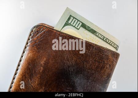 Ledergeldbörse mit hundert Dollar. Braune Brieftasche mit Geld Nahaufnahme Stockfoto