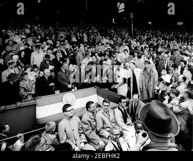 Eröffnungstag der Baseball-Saison 1961, 1:10pm Uhr. Präsident John F. Kennedy; Vizepräsident Lyndon B. Johnson; Sonderassistent des Präsidenten Dave Powers und andere begrüßen den ehemaligen Washington Senators Spieler James Barton u0022Mickeyu0022 Vernon und Mehrheitseigentümer der Washington Senators Franchise General Elwood R. u201cPeteu201d Quesada beim Eröffnungsspiel der Baseball-Saison 1961 im Griffith Stadium, Washington, D.C. die Reihe vor dem Präsidenten umfasst (L-R) Sonderassistent des Präsidenten Ted Sorensen; Innenminister Stewart Udall; Landwirtschaftsminister Orvi Stockfoto