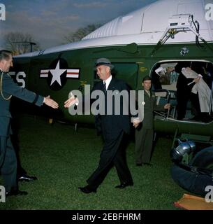 Begrüßungszeremonie für Vizepräsident Lyndon B. Johnson (LBJ) nach seiner Rückkehr aus Senegal, 5:55pm Uhr. Vizepräsident Lyndon B. Johnson begrüßt Militärhilfe an den Präsidenten Chester V. Clifton vor einem Hubschrauber des United States Marine Corps nach der Rückkehr des Vice Presidentu2019s aus Senegal auf dem South Lawn im Weißen Haus, Washington D.C., sieht sich ein nicht identifizierter Marine Corps-Helfer an. Stockfoto