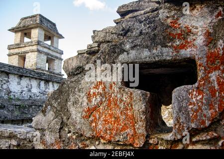 Der Aussichtsturm des Palastes in den Maya-Ruinen von Palenque, einem UNESCO-Weltkulturerbe, in Chiapas, Mexiko Stockfoto