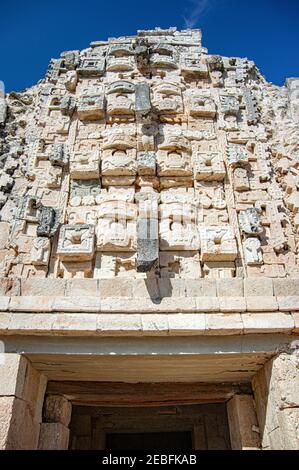 Teil des Gouverneurspalastes in den Maya-Ruinen von Uxmal in Yucatán, Mexiko Stockfoto