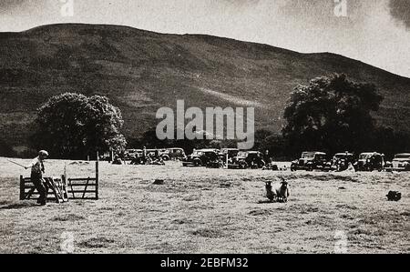 Ein frühes Pressefoto von traditionellen Schafhundversuchen in Westmorland, England. Die alten Fahrzeuge deuten darauf hin, dass das Foto in den späten 1940er oder sehr frühen 1950er Jahren aufgenommen wurde. Schafhundeversuche sollen sich 1867 aus Wanaka, Neuseeland, ausgebreitet haben und wurden in den nächsten Jahren schnell in Großbritannien eingeführt. (Die erste fand in Bala, Wales, am 9. Oktober 1873, organisiert von Richard John Lloyd Price, Squire von Rhiwlas Estate ). Stockfoto