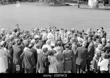 Besuch von Mitgliedern der Knights of Columbus, Charlestown, Massachusetts. Präsident John F. Kennedy (Mitte, in der Menge) hält Bemerkungen an Mitglieder des Bunker Hill Council of the Knights of Columbus aus Charlestown, Massachusetts, während ihres Besuchs im Weißen Haus. Auch im Bild: White House Secret Service Agenten, Ernie Olsson, Stewart u201cStuu201d Stout, und Sam Sulliman. South Lawn Auffahrt vor dem South Portico, White House, Washington, D.C. Stockfoto