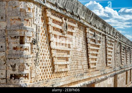 Teil des Gouverneurspalastes in den Maya-Ruinen von Uxmal in Yucatán, Mexiko Stockfoto