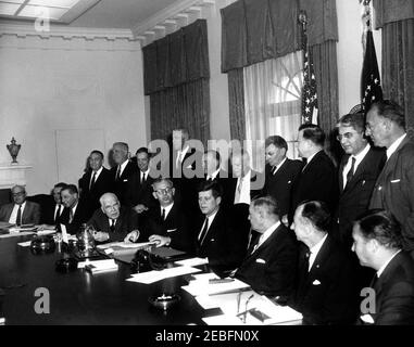 Treffen mit dem Beratenden Ausschuss für Arbeitsmanagement Presidentu0027s, 10:28am Uhr. Treffen mit dem Beratenden Ausschuss für Arbeitsmanagement Presidentu2019s. Sitzend, L-R: Präsident der American Federation of Labor and Congress of Industrial Organizations, George Meany; Herausgeber der Atlanta Constitution Zeitung, Ralph E. McGill; nicht identifizierter Mann; Handelsminister, Luther Hodges; Arbeitsminister, Arthur Goldberg; Präsident John F. Kennedy; Präsident der Brotherhood of Railway und Steamship Sachbearbeiter, Freight Handlers, Express und Station Mitarbeiter, George M. Harrison; Chairman und PR Stockfoto