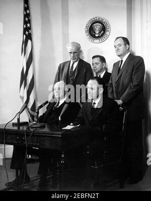 Legislative Leaders Frühstück, 8:45am Uhr. Frühstück Der Legislative Leaders. Sitzen: Sprecher des Repräsentantenhauses, Sam Rayburn; Senator Mike Mansfield (Montana). Standing: Kongressabgeordneter John W. McCormack (Massachusetts); Kongressabgeordneter Carl Albert (Oklahoma); Senator Hubert H. Humphrey (Minnesota). Konferenzraum (Fish Room), White House, Washington, D.C. Stockfoto