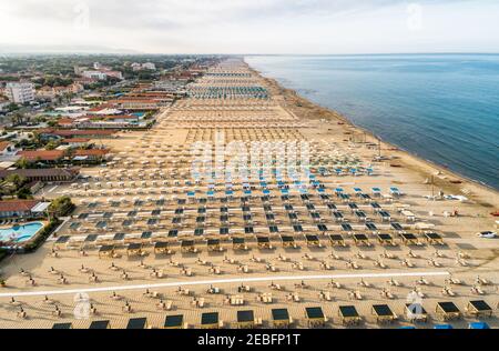 Luftaufnahme des Strandes von Marina di Pietrasanta am frühen Morgen in der Versilia, Toskana, Italien Stockfoto
