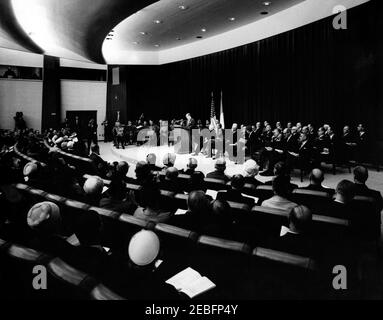 Zeremonie zur Feier der Vereinigung Italiens, 10:31am Uhr. Zeremonie zur Feier der Vereinigung Italiens. Der Kongressabgeordnete Victor L. Anfuso (New York) spricht am Rednerpult. Sitzen auf der Bühne rechts, L-R (erste Reihe): Erzbischof Patrick A. Ou2019Boyle; Vizepräsident Lyndon B. Johnson; Sprecher des Repräsentantenhauses, Sam Rayburn; italienischer Botschafter in den Vereinigten Staaten, Manlio Brosio; Präsident John F. Kennedy; nicht identifizierter Mann; Staatssekretär, Dean Rusk; Senator John O. Pastore (Rhode Island). Nicht identifizierte Mitglieder der United States Marine Band sitzen links auf der Bühne. State Department Auditori Stockfoto