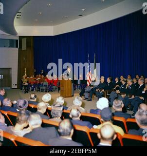 Zeremonie zur Feier der Vereinigung Italiens, 10:31am Uhr. Zeremonie zur Feier der Vereinigung Italiens. Präsident John F. Kennedy spricht aus dem Rednerpult; die Teilnehmer hören zu, während sie im Publikum und auf der Bühne sitzen; Mitglieder der United States Marine Band sitzen auf der Bühne links. Sitzt in Gruppe auf der rechten Bühne, vordere Reihe (L-R): Erzbischof Patrick A. Ou2019Boyle; Vizepräsident Lyndon B. Johnson; Sprecher des Repräsentantenhauses, Sam Rayburn; italienischer Botschafter in den Vereinigten Staaten, Manlio Brosio; Kongressabgeordneter Victor L. Anfuso (New York); nicht identifizierter Mann; Staatssekretär, Dean Rusk; Sena Stockfoto