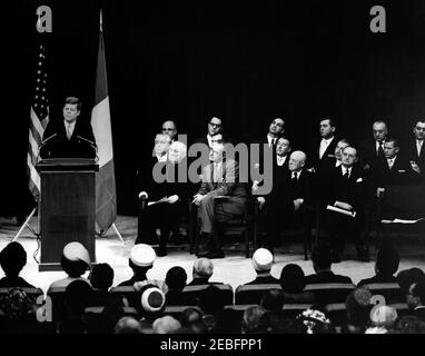 Zeremonie zur Feier der Vereinigung Italiens, 10:31am Uhr. Zeremonie zur Feier der Vereinigung Italiens. Präsident John F. Kennedy, am Rednerpult. Sitzend, L-R (erste Reihe): Erzbischof Patrick A. Ou2019Boyle; Vizepräsident Lyndon B. Johnson; Sprecher des Repräsentantenhauses, Sam Rayburn; italienischer Botschafter in den Vereinigten Staaten, Manlio Brosio. Zweite Reihe (L-R): Kongressabgeordneter Roland V. Libonati (Illinois); zwei nicht identifizierte Männer; Kongressabgeordneter Paul A. Fino (New York). Hintere Reihe (L-R): Nicht identifizierter Mann; Kongressabgeordneter Robert N. Giaimo (Connecticut); Kongressabgeordneter Emilio Q. Daddario (Connecticut); Kongressabgeordneter Stockfoto