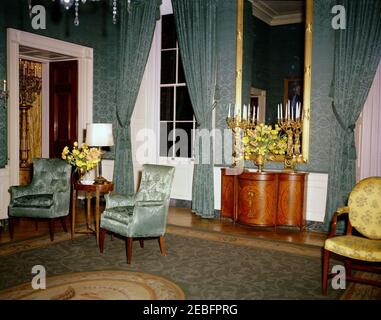 State Dining Room, East Room, Green Room, Blue Room, Red Room, Tische und Blumenarrangements für privates Dinner zu Ehren von Prinz und Prinzessin Stanislaw Albrecht Radziwill. Green Room, mit Blumenarrangements für ein privates Abendessen zu Ehren von Prinz Stanisu0142aw Albrecht (Stanislas Albert) Radziwiu0142u0142 von Polen und Prinzessin Lee Bouvier Radziwiu0142u0142. White House, Washington, D.C. Stockfoto