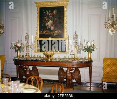 State Dining Room, East Room, Green Room, Blue Room, Red Room, Tische und Blumenarrangements für privates Dinner zu Ehren von Prinz und Prinzessin Stanislaw Albrecht Radziwill. Tische und Blumenarrangements für ein privates Abendessen zu Ehren von Prinz Stanisu0142aw Albrecht (Stanislas Albert) Radziwiu0142u0142 von Polen und Prinzessin Lee Bouvier Radziwiu0142u0142. An der Wand hängt ein englischer Übermantel-Spiegel aus dem 18. Jahrhundert und dreiteiliges Glas mit gerollter vergoldeter Bordüre und einem Blumengemälde, das von der zukünftigen Königin Elisabeth II. Als Geschenk für das Weiße Haus präsentiert wurde Stockfoto