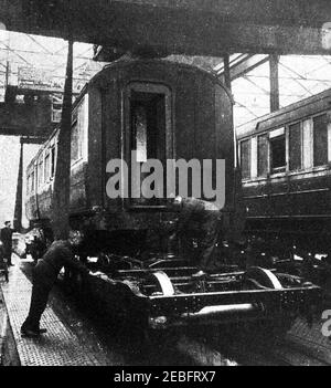 Ein frühes Foto eines Wagens, der bei der Eisenbahnlokomotive in Doncaster, England, auf die Räder gesenkt wird. Doncaster Eisenbahnwerke in der Stadt Doncaster, South Yorkshire, England. Ersetzt eine frühere Werke in Boston und Peterborough. Wie andere Fabriken wurde es während des Zweiten Weltkriegs kommandiert, um andere Gegenstände wie Horsa Segelflugzeuge für den D-Day Luftangriff zu machen. Die Kutschenbauwerkstatt wurde 1940 von IRE zerstört, die 1949 errichteten Neubauten wurden so konzipiert, dass sie alle Stahlwagen der British Railways in den Standard einpassen. Dampfzug Bau im Jahr 1962 abgeschlossen. Stockfoto