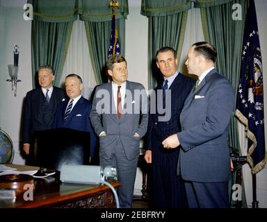 Treffen mit den kanadischen Ministern des Gemeinsamen Ausschusses für Handel und Wirtschaft, USA u2013, 4:05pm Uhr. Präsident John F. Kennedy trifft sich mit kanadischen Vertretern des US-kanadischen Gemischten Ausschusses für Handel und Wirtschaft im Oval Office, White House, Washington, D.C. (L-R), USA, Unterstaatssekretär für Wirtschaft, George Ball; Finanzminister, Donald M. Fleming; Präsident Kennedy; Minister für nationale Einnahmen, George Nowlan; Minister für Landwirtschaft, Francis Hamilton.rnrn Stockfoto