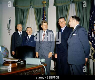 Treffen mit den kanadischen Ministern des Gemeinsamen Ausschusses für Handel und Wirtschaft, USA u2013, 4:05pm Uhr. Präsident John F. Kennedy trifft sich mit kanadischen Vertretern des US-kanadischen Gemischten Ausschusses für Handel und Wirtschaft im Oval Office, White House, Washington, D.C. (L-R), USA, Unterstaatssekretär für Wirtschaft, George Ball; Finanzminister, Donald M. Fleming; Präsident Kennedy; Minister für nationale Einnahmen, George Nowlan; Minister für Landwirtschaft, Francis Hamilton.rnrn Stockfoto