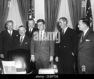 Treffen mit den kanadischen Ministern des Gemeinsamen Ausschusses für Handel und Wirtschaft, USA u2013, 4:05pm Uhr. Präsident John F. Kennedy trifft sich mit den kanadischen Vertretern des US-kanadischen Gemischten Ausschusses für Handel und Wirtschaft im Oval Office, White House, Washington, D.C. (L-R), dem Staatssekretär für Wirtschaft, George Ball; Finanzminister, Donald M. Fleming; Minister für Handel und Handel, George Hess; Präsident Kennedy; Minister für nationale Einnahmen, George Nowlan; Minister für Landwirtschaft, Francis Hamilton. Stockfoto