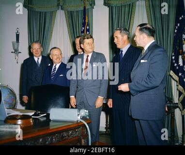 Treffen mit den kanadischen Ministern des Gemeinsamen Ausschusses für Handel und Wirtschaft, USA u2013, 4:05pm Uhr. Präsident John F. Kennedy trifft sich mit den kanadischen Vertretern des US-kanadischen Gemischten Ausschusses für Handel und Wirtschaft im Oval Office, White House, Washington, D.C. (L-R), dem Staatssekretär für Wirtschaft, George Ball; Finanzminister, Donald M. Fleming; Minister für Handel und Handel, George Hess; Minister für nationale Einnahmen, George Nowlan; Minister für Landwirtschaft, Francis Hamilton. Stockfoto