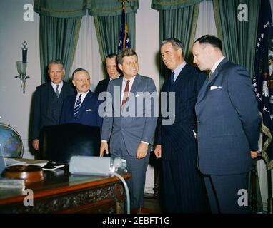 Treffen mit den kanadischen Ministern des Gemeinsamen Ausschusses für Handel und Wirtschaft, USA u2013, 4:05pm Uhr. Präsident John F. Kennedy trifft sich mit den kanadischen Vertretern des US-kanadischen Gemischten Ausschusses für Handel und Wirtschaft im Oval Office, White House, Washington, D.C. (L-R), dem Staatssekretär für Wirtschaft, George Ball; Finanzminister, Donald M. Fleming; Minister für Handel und Handel, George Hess; Minister für nationale Einnahmen, George Nowlan; Minister für Landwirtschaft, Francis Hamilton. Stockfoto