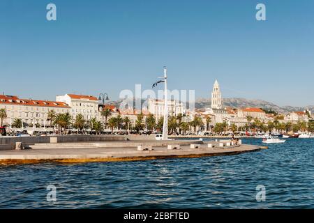 Split, Kroatien, 29. August 2019: Stadt Split in Kroatien, Blick vom Hafen auf die Altstadt an der Adria. Stockfoto