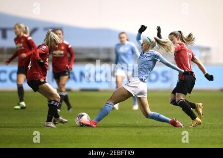 Chloe Kelly (Mitte) von Manchester City kämpft mit Jackie Groenen (links) und Ona Batlle während des FA Women's Super League-Spiels im Academy Stadium, Manchester, um den Ball. Bilddatum: Freitag, 12. Februar 2021. Stockfoto