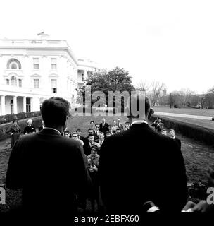 Besuch der Gewinner der jährlichen Science Talent Search 20th, 12:05pm Uhr. Besuch der Gewinner der jährlichen Westinghouse Science Talent Search 20th (Science Service). Präsident John F. Kennedy und Vizepräsident Lyndon B. Johnson sprechen Besucher an, mit Rücken zur Kamera. Mary Sue Wilson (zwischen Kennedy und Johnson); Joshua Wallman (mehrere Leute zurück von Wilson, mit Brille und gestreiftem Anzug); Margaret Ellen Kottke (direkt hinter Johnsonu2019s linke Schulter); Wayne Lester Hubbell (ganz rechts, über Johnsonu2019s rechte Schulter). Rose Garden, White House, Washington, D.C., rnrn Stockfoto