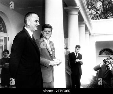 Besuch der Gewinner der jährlichen Science Talent Search 20th, 12:05pm Uhr. Besuch der Gewinner der jährlichen Westinghouse Science Talent Search 20th. Vizepräsident Lyndon Johnson; Präsident John F. Kennedy; mehrere nicht identifizierte Mitglieder der Presse stehen dahinter. Rose Garden, White House, Washington, D.C., rnrn Stockfoto