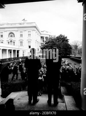 Besuch der Gewinner der jährlichen Science Talent Search 20th, 12:05pm Uhr. Besuch der Gewinner der jährlichen Westinghouse Science Talent Search 20th (Science Service). Präsident John F. Kennedy und Vizepräsident Lyndon B. Johnson sprechen Besucher an, mit Rücken zur Kamera. Links von Präsident Kennedy: Donald Richard Hoffman (vorne); nicht identifizierter Junge; zwei nicht identifizierte Frauen im Rücken; zwei nicht identifizierte Fotografen links. Zwischen Kennedy und Johnson (von vorne nach hinten): Ann Mayer; Mary Sue Wilson; Michael Edward Lesk; andere nicht identifiziert. Rechts von Johnson (L-R): James Michael Hosford; Stockfoto