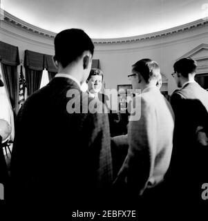 Besuch der Gewinner der jährlichen Science Talent Search 20th, 12:05pm Uhr. Besuch der Gewinner der jährlichen Westinghouse Science Talent Search 20th (Science Service). L-R: Nicht identifizierter Junge; Präsident John F. Kennedy, der mit nicht identifizierten Jungen spricht; Vizepräsident Lyndon B. Johnson, der mit nicht identifizierten Jungen spricht; Rita Carol Manak und nicht identifizierte weibliche, die im Hintergrund stehen. Oval Office. White House, Washington, D.C., rn Stockfoto