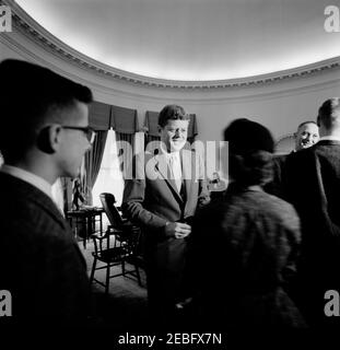 Besuch der Gewinner der jährlichen Science Talent Search 20th, 12:05pm Uhr. Besuch der Gewinner der jährlichen Westinghouse Science Talent Search 20th (Science Service). L-R: Nicht identifizierter Junge; Präsident John F. Kennedy, im Gespräch mit Margaret Ellen Kottke; Vizepräsident Lyndon B. Johnson, im Gespräch mit nicht identifizierten Jungen. Oval Office. White House, Washington, D.C., rnrn Stockfoto