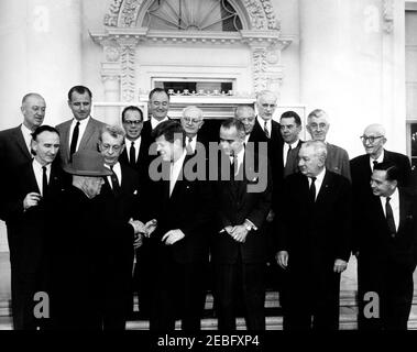 Mittagessen für eine parteiübergreifende Kongressgruppe, 1:15pm Uhr. Mittagessen für eine parteiübergreifende Kongressgruppe. Front Row (L-R): Senator Mike Mansfield (Montana); Sprecher des Repräsentantenhauses, Sam Rayburn (ausstreckend, um Präsident Kennedyu0027s Hand zu schütteln); Senator Everett Dirksen (Illinois); Präsident John F. Kennedy; Vizepräsident Lyndon B. Johnson; Kongressabgeordneter Charles Halleck (Indiana); Kongressabgeordneter Carl Albert (Oklahoma). Back Row (L-R): Kongressabgeordneter Leslie Arends (Illinois); Senator George Smathers (Florida); Senator Thomas H. Kuchel (Kalifornien); Senator Hubert Humphrey (Minnesota); Co Stockfoto