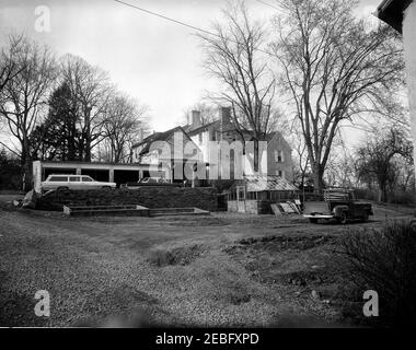 Glen Ora, Middleburg, Virginia und White House Army Signal Agency (WHASA) Kommunikationsgeräte. Präsident John F. Kennedyu0027s Anwesen. Zwei Autos (eines ist ein Kombi), die direkt vor dem Haus geparkt sind, und ein Pick-up-Truck, der im Vordergrund, weiter weg vom Haus, geparkt ist. Glen Ora, Middleburg, Virginia. [Foto von Harold Sellers] Stockfoto