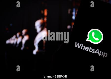 In dieser Abbildung ist ein whatsapp Web Communicator App Logo auf einem Smartphone zu sehen. Stockfoto