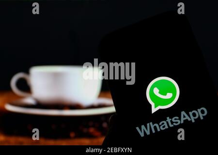 In dieser Abbildung ist ein whatsapp Web Communicator App Logo auf einem Smartphone zu sehen. Stockfoto