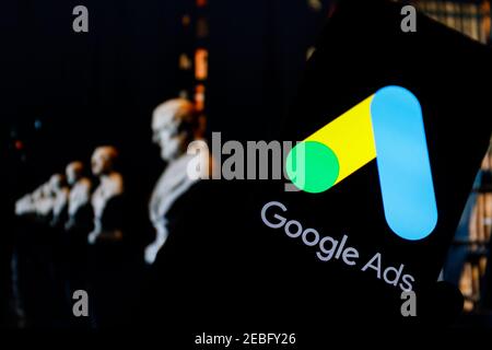 In diesem Foto, Illustration, ein Google Ads logo gesehen auf dem Smartphone angezeigt. Stockfoto