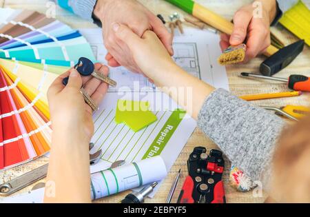 Renovierungsarbeiten schließen einen Vertrag ab. Selektiver Fokus. Planen. Stockfoto