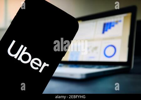 In dieser Abbildung ist ein Uber Unternehmens-App-Logo auf einem Smartphone zu sehen. Stockfoto