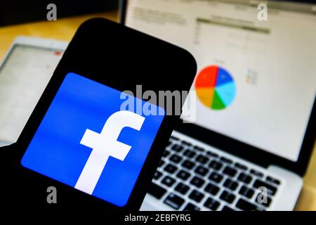 In dieser Abbildung wird ein Logo der Facebook-Anwendung für soziale Medien auf einem Smartphone angezeigt. Stockfoto