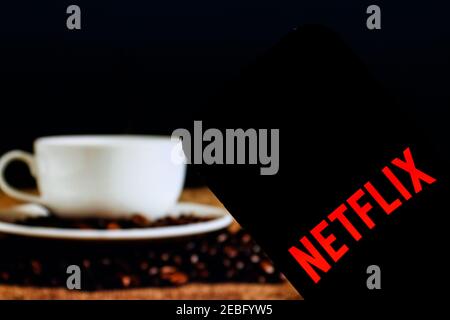 In diesem Foto Illustration ein Netflix Online-Streaming-Unternehmen App-Logo auf einem Smartphone angezeigt. Stockfoto