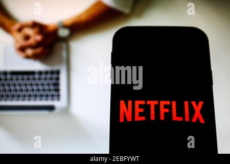 In diesem Foto Illustration ein Netflix Online-Streaming-Unternehmen App-Logo auf einem Smartphone angezeigt. Stockfoto