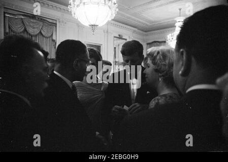 Abendessen zu Ehren der Nobelpreisträger, 8:00pm Uhr. Präsident John F. Kennedy und First Lady Jacqueline Kennedy besuchen mit Gästen den East Room während eines Abendessens zu Ehren der Nobelpreisträger der westlichen Hemisphäre. White House, Washington, D.C. Stockfoto