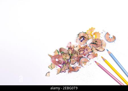 Farbstifte und Buntstifte auf weißem isoliertem Hintergrund Copy Space. Stockfoto