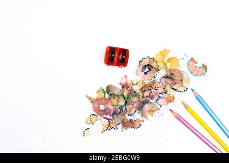 Bleistiftspitzer, Pastelle Buntstifte und rasiert auf weißem Hintergrund. Stockfoto