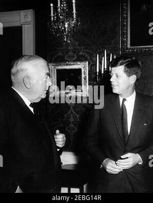 Mittagessen zu Ehren von Robert Gordon Menzies, Premierminister von Australien, 1:10pm Uhr. Präsident John F. Kennedy trifft sich mit dem australischen Premierminister Robert Gordon Menzies im Grünen Raum, im Weißen Haus, Washington, D.C. Stockfoto