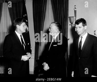 Treffen mit Generalstaatsanwalt Robert F. Kennedy (RFK) und J. Edgar Hoover (JEH), Direktor des Federal Bureau of Investigation (FBI), 10:12am Uhr. Präsident John F. Kennedy trifft sich mit dem Direktor des Federal Bureau of Investigation (FBI) J. Edgar Hoover (Mitte) und Generalstaatsanwalt Robert F. Kennedy (rechts). Oval Office, White House, Washington, D.C. Stockfoto