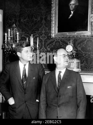 Mittagessen zu Ehren von Viggo Kampmann, Ministerpräsident von Dänemark, 1:00pm Uhr. Mittagessen zu Ehren des dänischen Ministerpräsidenten. Präsident John F. Kennedy und Premierminister von Dänemark Viggo Kampmann stehen zusammen im Grünen Raum, im Weißen Haus, Washington, D.C. Stockfoto