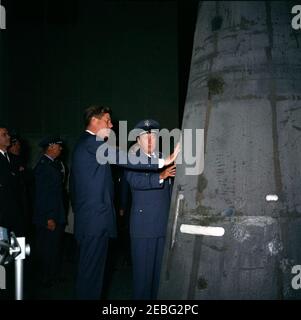 Reise nach Kalifornien: Vandenberg Air Force Base, 4:08pm Uhr. Während einer Tour durch Raumschiffe in einem Hangar auf der Vandenberg Air Force Base in Kalifornien, sieht Präsident John F. Kennedy einen wiederhergestellten Nasenkonus, der von einer Atlas-Rakete abgefeuert wird. Von links nach rechts: Verteidigungsminister Robert S. McNamara; Luftwaffenstützung an den Präsidenten, Brigadegeneral Godfrey T. McHugh; Generalmajor Joseph J. Preston; Präsident Kennedy; Kommandant des strategischen Luftkommandos, General Thomas S. Power. Stockfoto