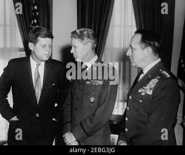 Treffen mit dem Oberbefehlshaber der NATO (North Atlantic Treaty Organization), General Lauris Norstad und General Lyman L. Lemnitzer, Chairman, Joint Chiefs of Staff (JCS), 9:36am Uhr. Präsident John F. Kennedy trifft sich mit Generälen, Oval Office, White House, Washington, D.C. (L-R) Präsident Kennedy; Oberbefehlshaber der alliierten Mächte in Europa General Lauris Norstad; Vorsitzender der Joint Chiefs of Staff General Lyman Lemnitzer. Stockfoto