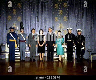 Vereidigung und Empfang für Assistenzsekretäre und andere Präsidentenanbeter, 5:10pm Uhr. Präsident John F. Kennedy, First Lady Jacqueline Kennedy, Vizepräsident Lyndon B. Johnson und Lady Bird Johnson begrüßen Kadetten von Service Academies, Blue Room, White House, Washington, D.C. (L-R) Air Force Academy Cadet Dean Jones; Military Academy at West Point Cadet Richard Knoblock; Präsident Kennedy; Jacqueline Kennedy; Vice President Johnson; Lady Bird Johnson; Naval Academy Midshipman Ronald H. Reimann; Coast Guard Academy Cadet Matthew Barbour. Stockfoto